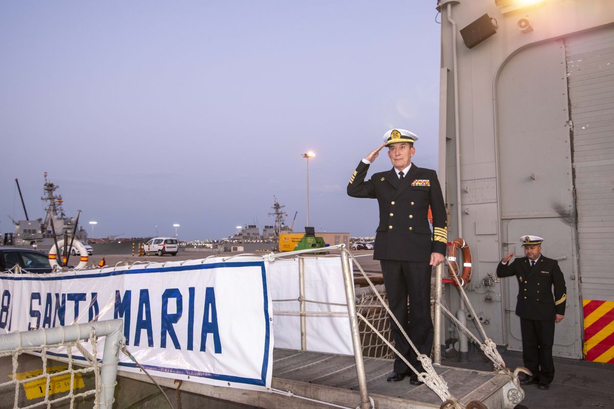 El jefe del Estado Mayor de la Armada visita la fragata Santa