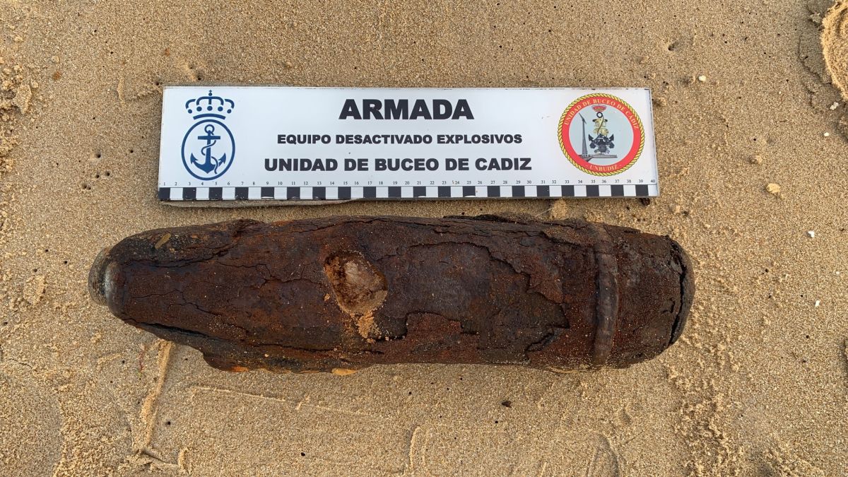 Buzos de la Armada desactivan un proyectil de 105 mm en el